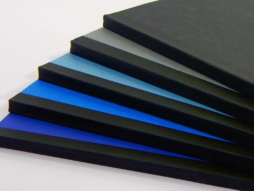 Softcover mit Einband 3x blau, grau und schwarz.